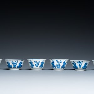 Six tasses et soucoupes en porcelaine de Chine en bleu et blanc à décor de dames et de chiens, Kangxi — photo 7