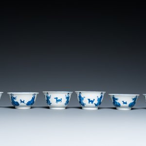 Six tasses et soucoupes en porcelaine de Chine en bleu et blanc à décor de dames et de chiens, Kangxi — photo 8