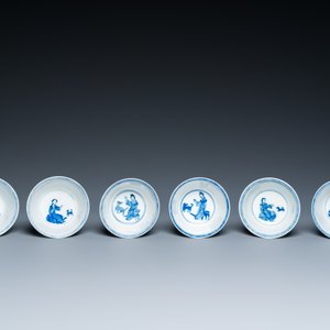 Six tasses et soucoupes en porcelaine de Chine en bleu et blanc à décor de dames et de chiens, Kangxi — photo 10
