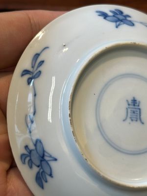 Six tasses et soucoupes en porcelaine de Chine en bleu et blanc à décor des 'Longues Dames', diverses marques, Kangxi — photo 19