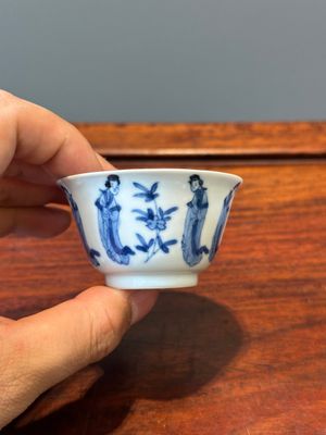 Six tasses et soucoupes en porcelaine de Chine en bleu et blanc à décor des 'Longues Dames', diverses marques, Kangxi — photo 2