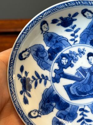 Six tasses et soucoupes en porcelaine de Chine en bleu et blanc à décor des 'Longues Dames', diverses marques, Kangxi — photo 28