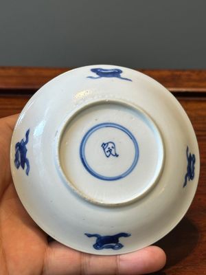 Six tasses et soucoupes en porcelaine de Chine en bleu et blanc à décor des 'Longues Dames', diverses marques, Kangxi — photo 30