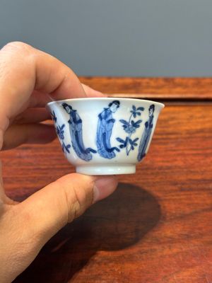 Six tasses et soucoupes en porcelaine de Chine en bleu et blanc à décor des 'Longues Dames', diverses marques, Kangxi — photo 3
