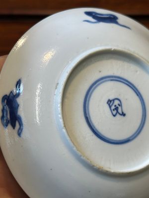 Six tasses et soucoupes en porcelaine de Chine en bleu et blanc à décor des 'Longues Dames', diverses marques, Kangxi — photo 31