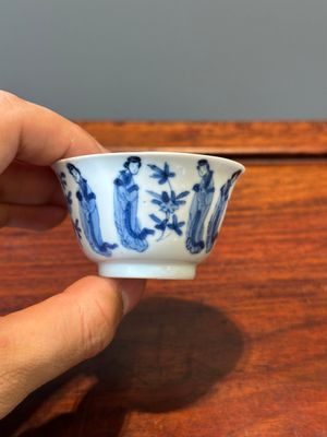 Six tasses et soucoupes en porcelaine de Chine en bleu et blanc à décor des 'Longues Dames', diverses marques, Kangxi — photo 4