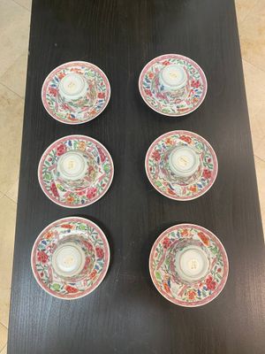 Six tasses et soucoupes en porcelaine de Chine famille rose à décor d'antiquités, Yongzheng — photo 2
