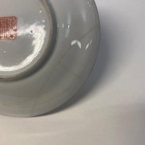 Six tasses et soucoupes en porcelaine de Chine famille rose à décor 'Wu Shuang Pu', marques de Qianlong et Tongzhi, 19ème — photo 19