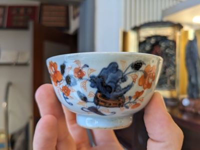 Six tasses et soucoupes en porcelaine de Chine famille rose, une théière de style Imari et une chope en bleu et blanc, Kangxi/Qianlong — photo 9