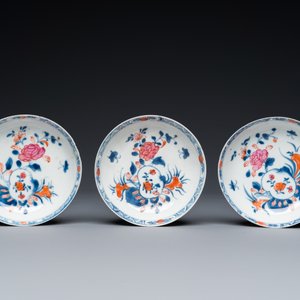 Six tasses et soucoupes en porcelaine de Chine famille rose, une théière de style Imari et une chope en bleu et blanc, Kangxi/Qianlong — photo 13