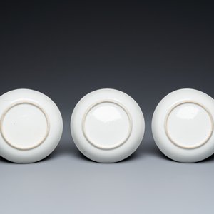 Six tasses et soucoupes en porcelaine de Chine famille rose, une théière de style Imari et une chope en bleu et blanc, Kangxi/Qianlong — photo 14
