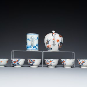 Six tasses et soucoupes en porcelaine de Chine famille rose, une théière de style Imari et une chope en bleu et blanc, Kangxi/Qianlong — photo 3