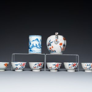 Six tasses et soucoupes en porcelaine de Chine famille rose, une théière de style Imari et une chope en bleu et blanc, Kangxi/Qianlong — photo 5