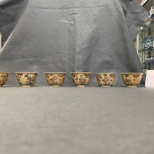 Six tasses et soucoupes en porcelaine de Chine famille verte à fond café au lait, Kangxi — photo 18