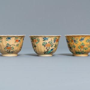 Six tasses et soucoupes en porcelaine de Chine famille verte à fond café au lait, Kangxi — photo 7