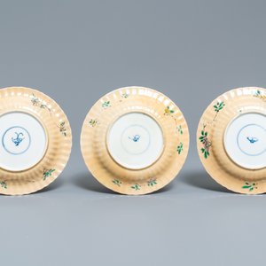 Six tasses et soucoupes en porcelaine de Chine famille verte à fond café au lait, Kangxi — photo 3