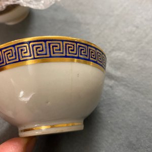 Six tasses et soucoupes en porcelaine de Chine monogrammée sur fond doré, Yongzheng/Qianlong — photo 14