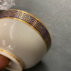 Six tasses et soucoupes en porcelaine de Chine monogrammée sur fond doré, Yongzheng/Qianlong — photo 16