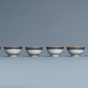 Six tasses et soucoupes en porcelaine de Chine monogrammée sur fond doré, Yongzheng/Qianlong — photo 8