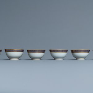Six tasses et soucoupes en porcelaine de Chine monogrammée sur fond doré, Yongzheng/Qianlong — photo 10