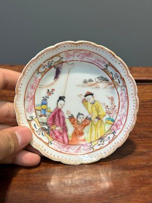Six tasses et soucoupes et quatre couvercles en porcelaine de Chine famille rose de Canton à décor mandarin, Qianlong — photo 11