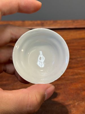 Six tasses et soucoupes et quatre couvercles en porcelaine de Chine famille rose de Canton à décor mandarin, Qianlong — photo 15