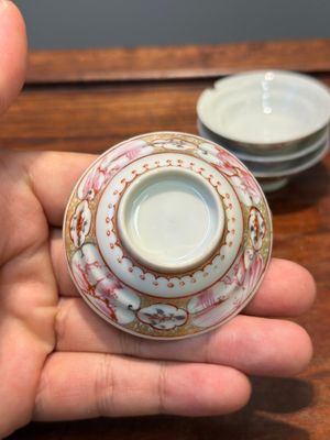 Six tasses et soucoupes et quatre couvercles en porcelaine de Chine famille rose de Canton à décor mandarin, Qianlong — photo 20