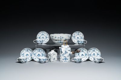 Six tasses et soucoupes, une chocolatière, un bol et une boîte à thé en porcelaine de Meissen en bleu et blanc, 18ème