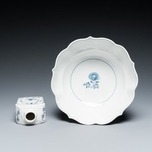 Six tasses et soucoupes, une chocolatière, un bol et une boîte à thé en porcelaine de Meissen en bleu et blanc, 18ème — photo 14