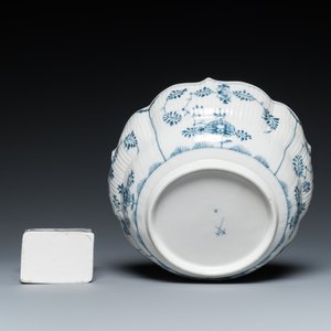 Six tasses et soucoupes, une chocolatière, un bol et une boîte à thé en porcelaine de Meissen en bleu et blanc, 18ème — photo 15