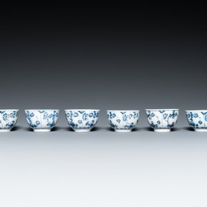 Six tasses et soucoupes, une chocolatière, un bol et une boîte à thé en porcelaine de Meissen en bleu et blanc, 18ème — photo 17
