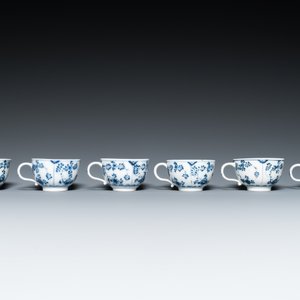 Six tasses et soucoupes, une chocolatière, un bol et une boîte à thé en porcelaine de Meissen en bleu et blanc, 18ème — photo 18