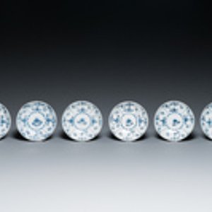 Six tasses et soucoupes, une chocolatière, un bol et une boîte à thé en porcelaine de Meissen en bleu et blanc, 18ème — photo 2