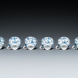 Six tasses et soucoupes, une chocolatière, un bol et une boîte à thé en porcelaine de Meissen en bleu et blanc, 18ème — photo 21