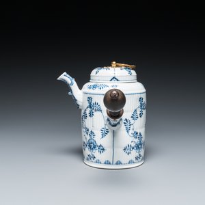 Six tasses et soucoupes, une chocolatière, un bol et une boîte à thé en porcelaine de Meissen en bleu et blanc, 18ème — photo 7