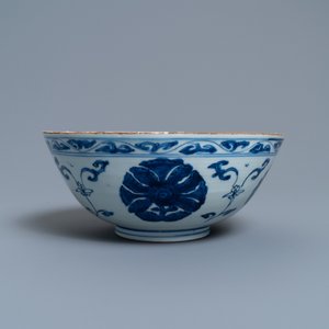 Six tasses, six soucoupes et un bol en porcelaine de Chine en bleu et blanc, Ming et Kangxi — photo 3