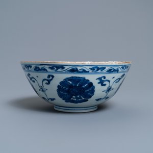 Six tasses, six soucoupes et un bol en porcelaine de Chine en bleu et blanc, Ming et Kangxi — photo 4