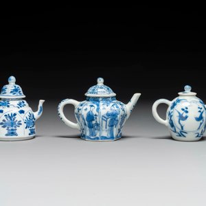 Six théières en porcelaine de Chine en bleu et blanc et de style Imari, Kangxi/Yongzheng — photo 3