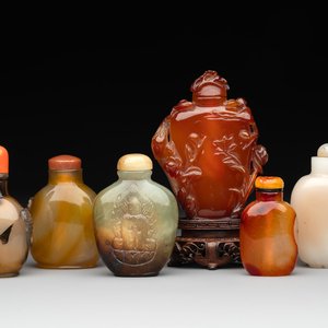 Six various Chinese agate, jade and glass snuff bottles, 19/20th C. — photo 1