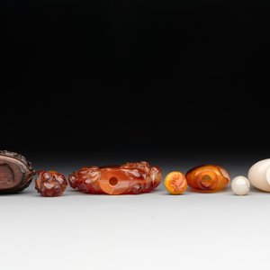 Six various Chinese agate, jade and glass snuff bottles, 19/20th C. — photo 7