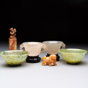 Six various Chinese agate, soapstone and serpentine wares, 19/20th C. — photo 2