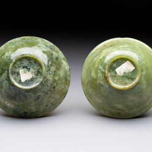 Six various Chinese agate, soapstone and serpentine wares, 19/20th C. — photo 8
