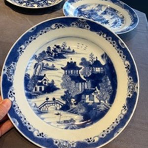 Six various Chinese blue and white, celadon and famille rose porcelain wares, 19/20th C. — photo 11