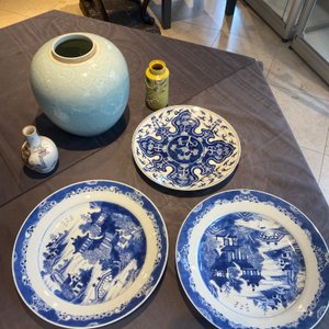 Six various Chinese blue and white, celadon and famille rose porcelain wares, 19/20th C. — photo 10
