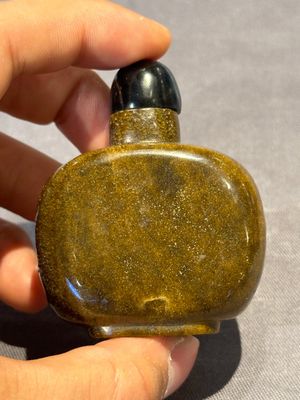 Six various Chinese carved hardstone snuff bottles, 19/20th C. — photo 28