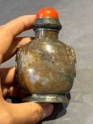 Six various Chinese carved hardstone snuff bottles, 19/20th C. — photo 34