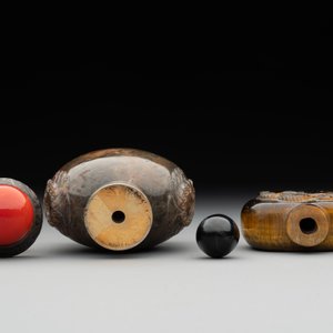 Six various Chinese carved hardstone snuff bottles, 19/20th C. — photo 12