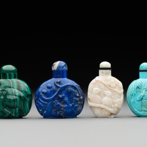 Six various Chinese carved hardstone snuff bottles, 19/20th C. — photo 2