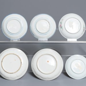 Six various Chinese famille rose and Imari-style cups and saucers, 18th C. — 照片 3