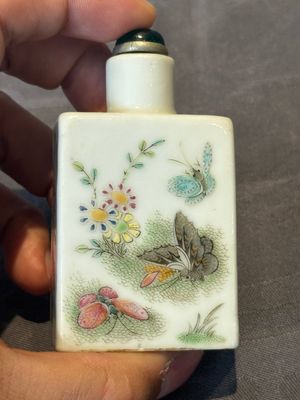 Six various Chinese famille rose snuff bottles, Zhou Hongkui 周洪葵造 mark, 19th C. — foto 20